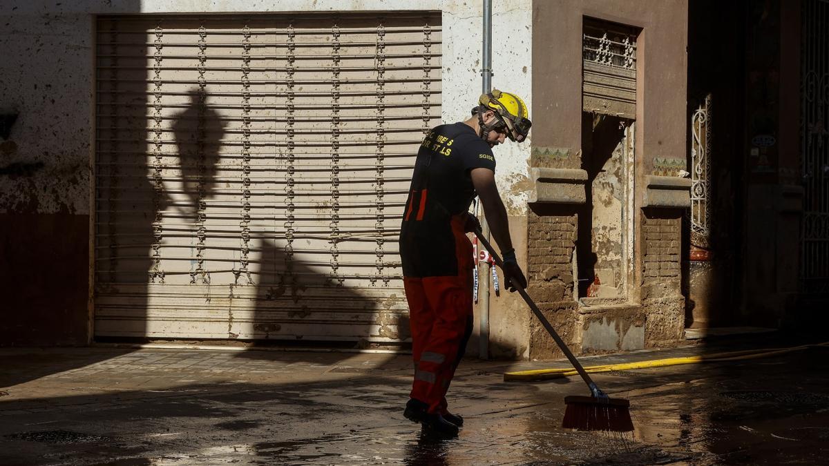 Bomberos forestales en los trabajos de limpieza.