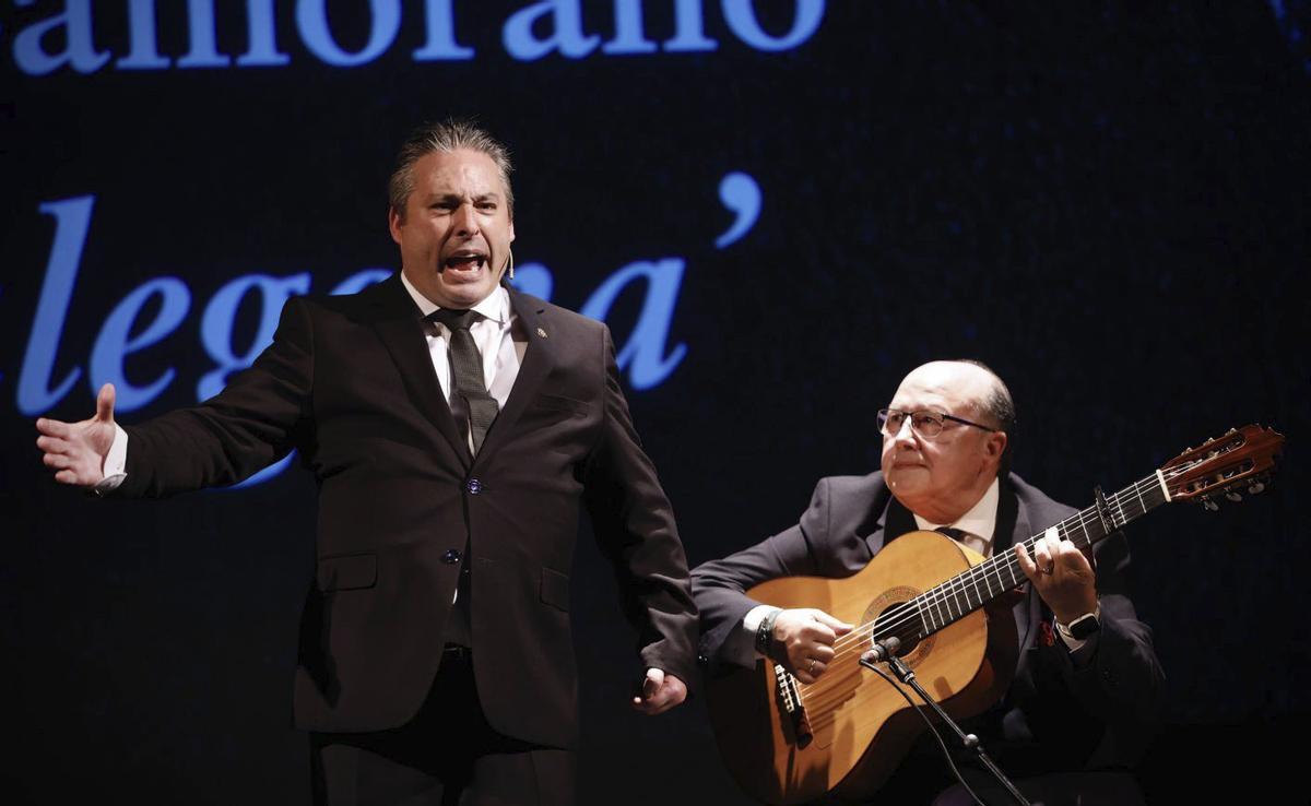 Rafael Butelo exalta en el Teatro Góngora la tradicional saeta.
