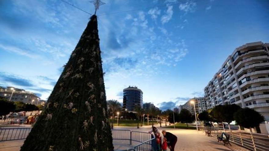 El árbol de la Navidad que el Ayuntamiento ha instalado en La Cala