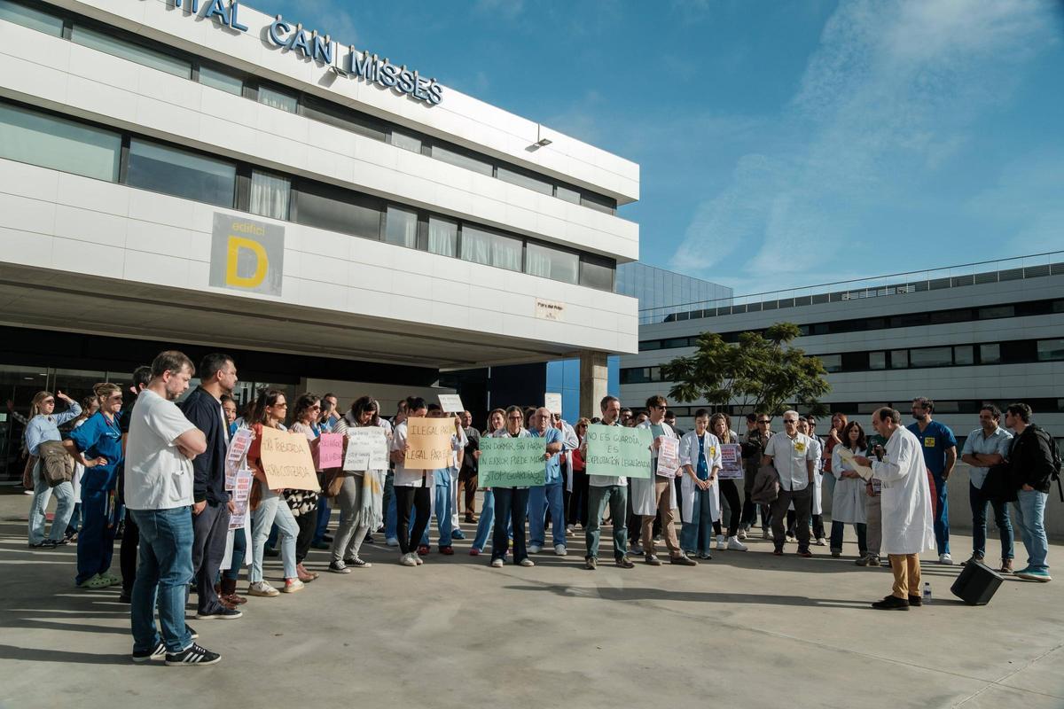 Todas las fotos de la concentración de médicos en el Hospital de Ibiza