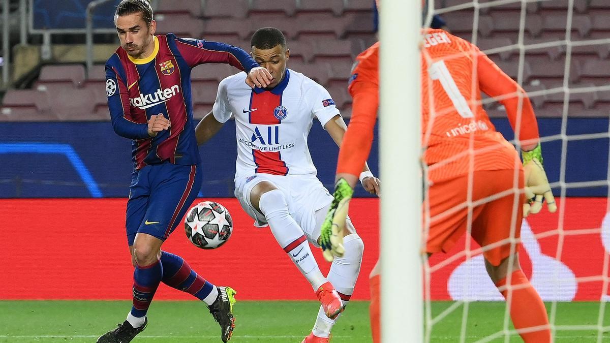 Mbappé y Griezmann, en una jugada del martes en el Camp Nou.