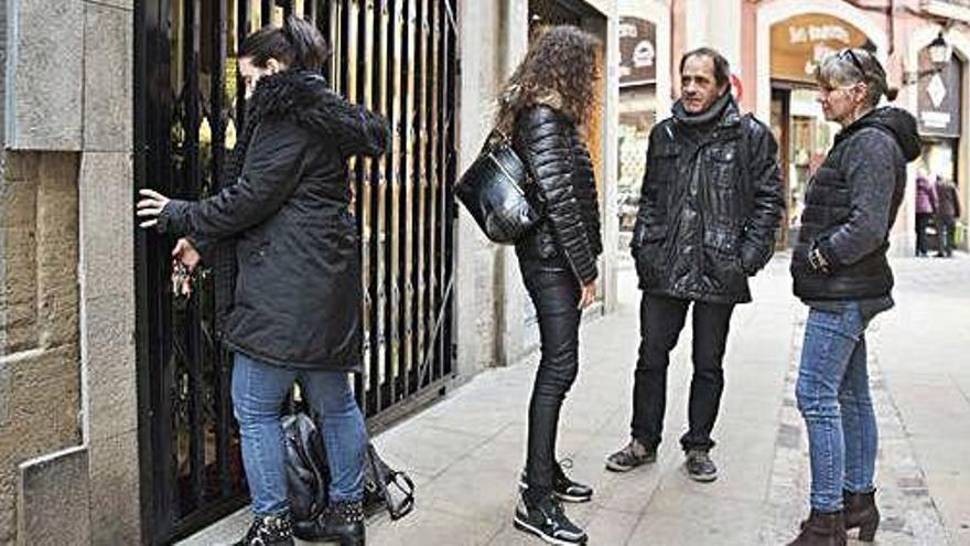 Comerciants del carrer d&#039;Urgell, un dels llocs on hi ha hagut robatoris en les darreres setmanes