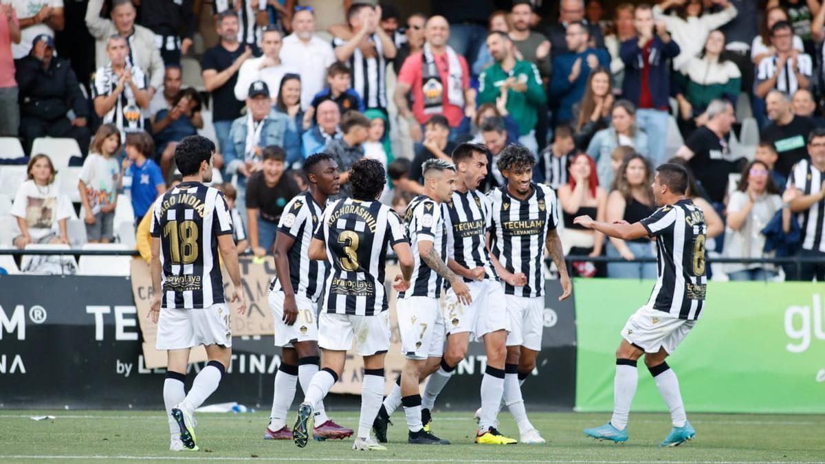 Los jugadores del Castellón celebran un gol en Castalia.