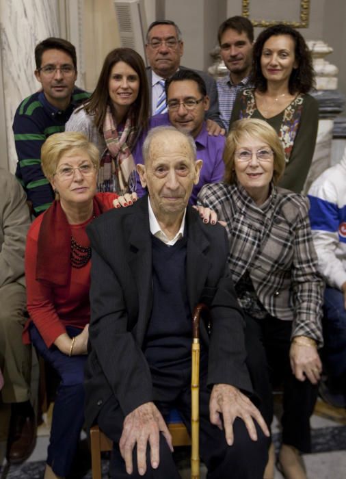 Homenaje a los 25 vecinos centenarios de Valencia