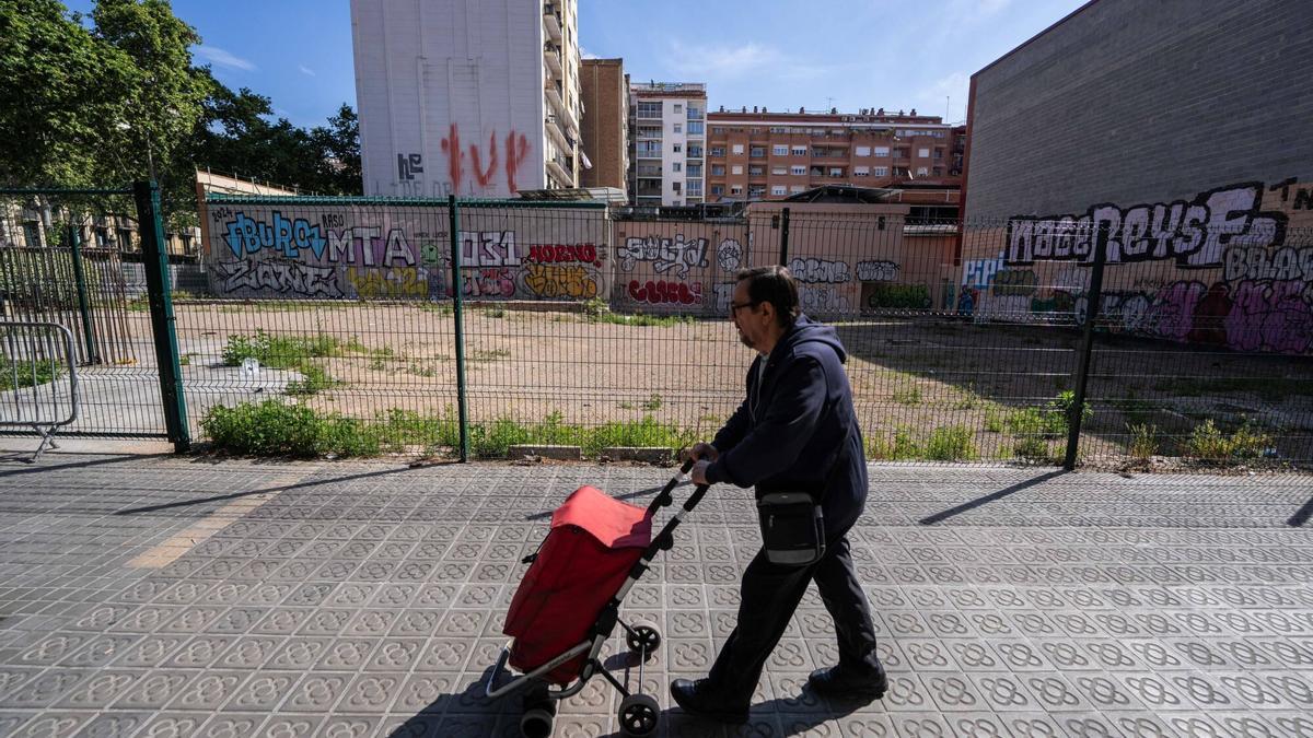 Un solar de la Gran Via de Barcelona donde se construirán pisos sociales.