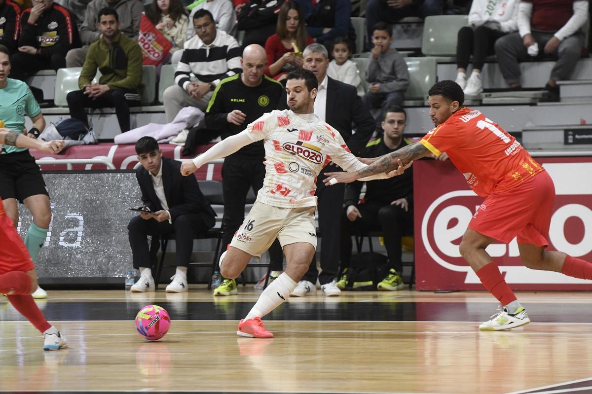 Álvaraez, de ElPozo, se dispone a lanzar a puerta en el partido ante el Santa Coloma