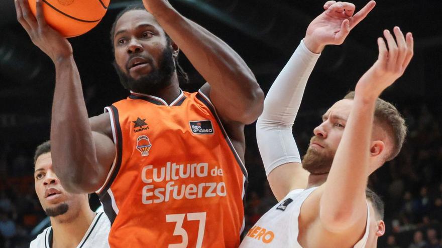 Ojeleye entra a canasta durante el partido de la primera vuelta en La Fonteta. | F. CALABUIG