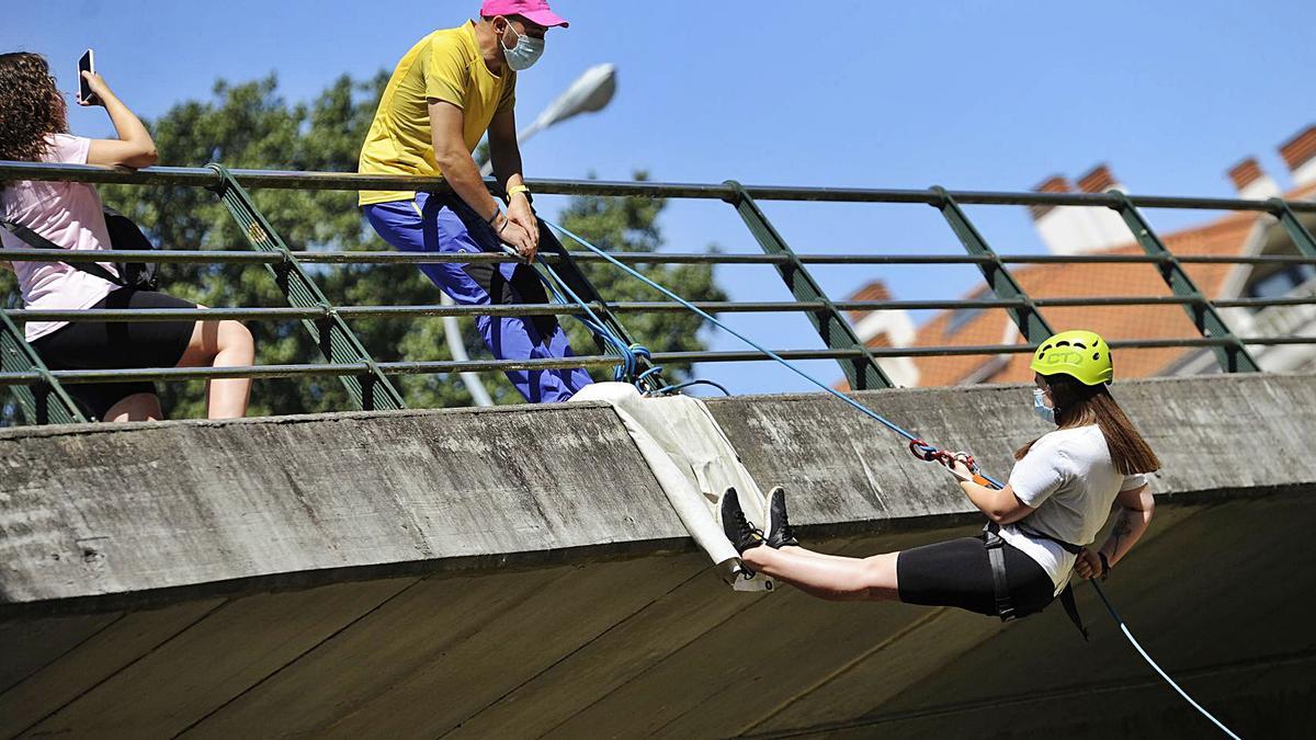 La actividad se llevó a cabo en el puente de la Avenida Xosé Cuíña. |   // BERNABÉ/JAVIER LALÍN