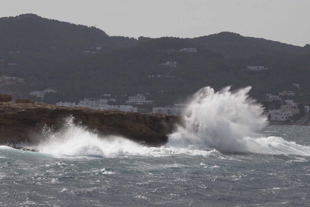 El viento vara ocho barcos en Sant Antoni