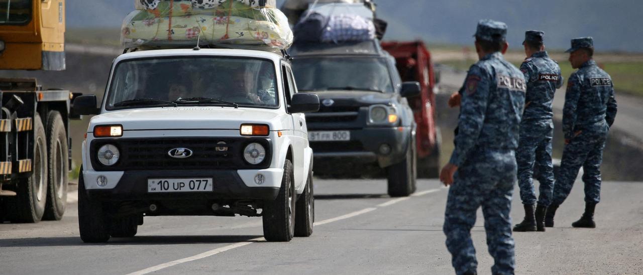 Refugiados del Alto Karabaj llegan a la población fronteriza armenia de Kornidzor.