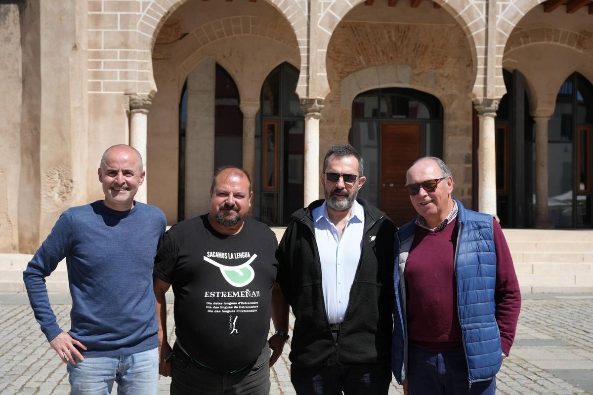 Daniel Gordo, José Manuel Núñez, José Ramón Gamero, Plácido Ramírez y Vicente Dorado, de Oscec, junto a la sede de la asociación vecinal del Casco Antiguo.