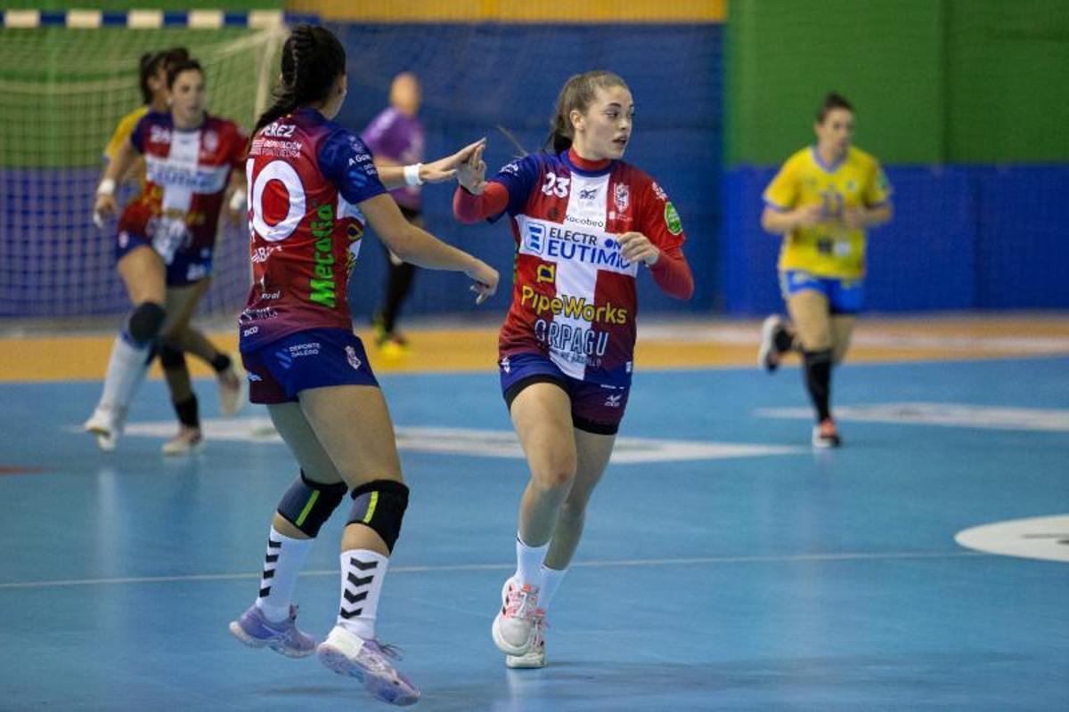 Paula Arcos es felicitada por Lorena Pérez durante el partido de ayer. // FDV