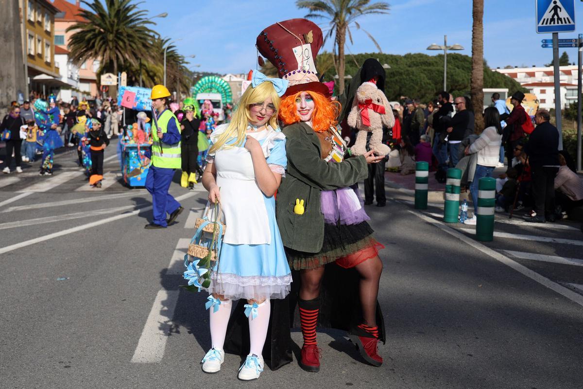 Sanxenxo se llenó de color y diversión con el tradicional desfile de carnaval de adultos y niños