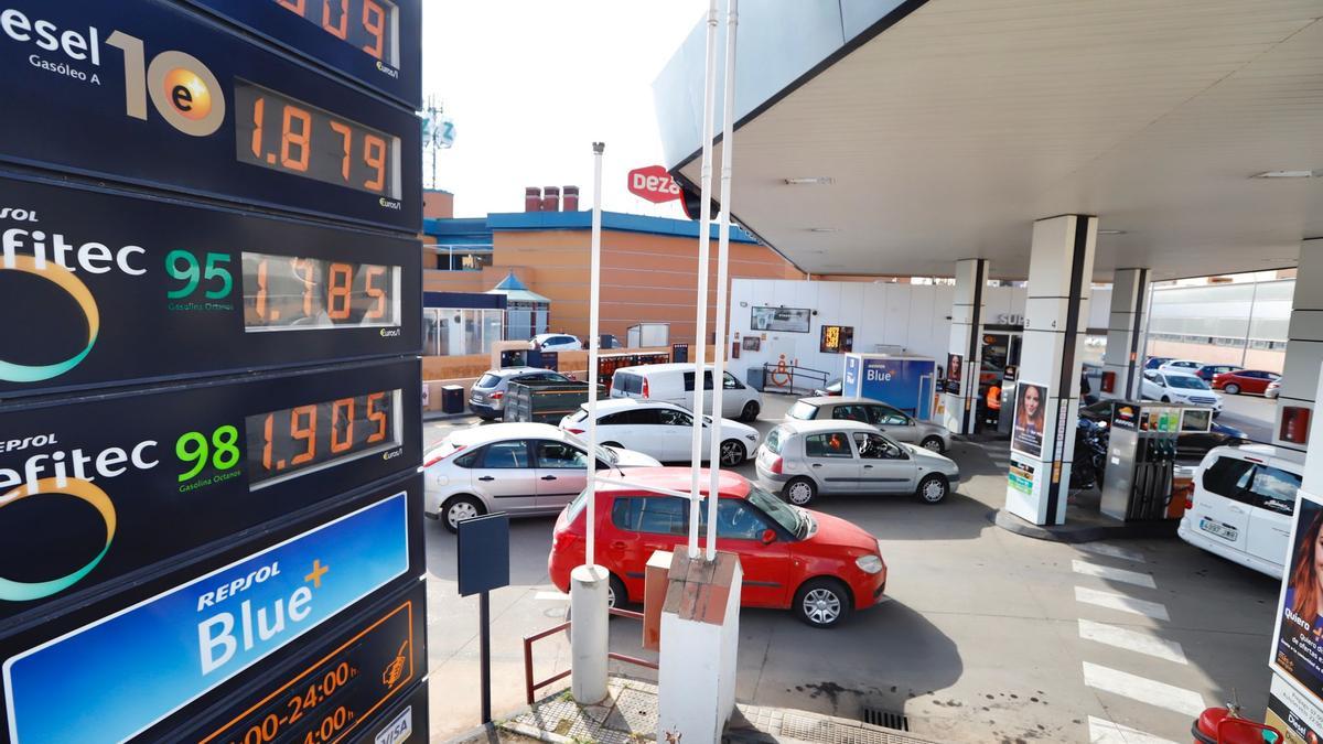 Colas en la gasolinera de Repsol junto al centro comercial Zoco, en Córdoba capital, este viernes, tras la entrada en vigor del descuento de 20 céntimos por litro.