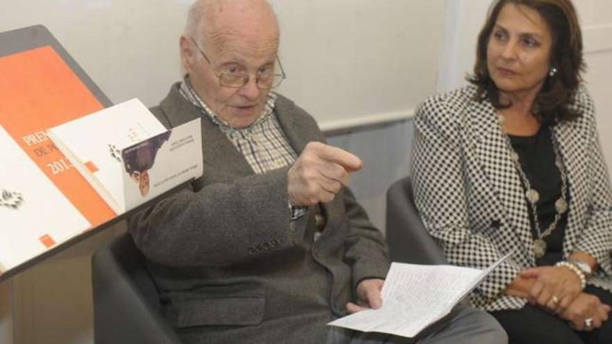 Torneiro dona un manuscrito a una biblioteca coruñesa