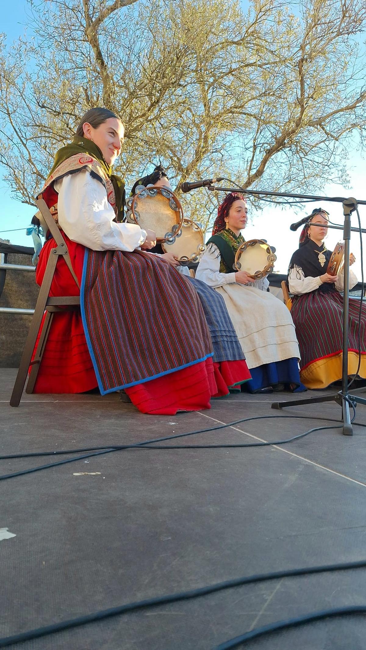Eva Fernández tocando a pandeireta.