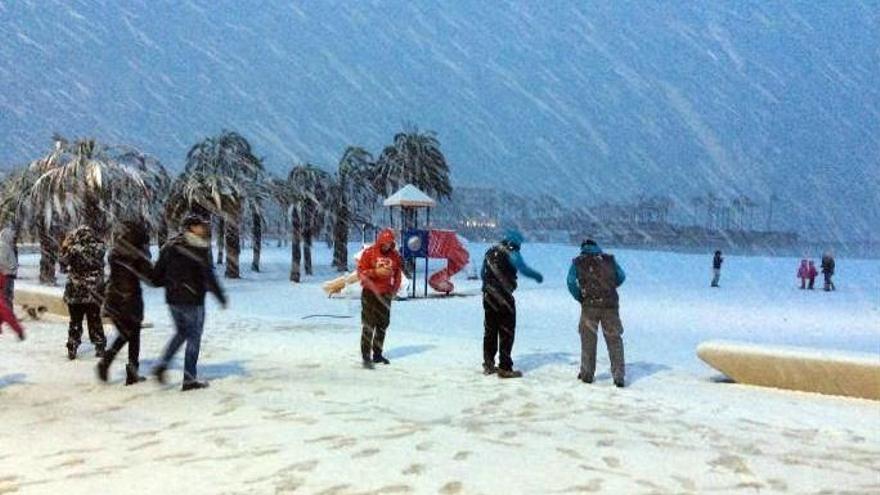 La nieve cubrió la playa del Arenal de Xàbia, que parecía una estampa de los Pirineos