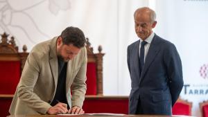 Firma del contrato de la limpieza viaria con el alcalde de Tarragona, Rubén Viñuales (izquierda), y Urbaser, este jueves.