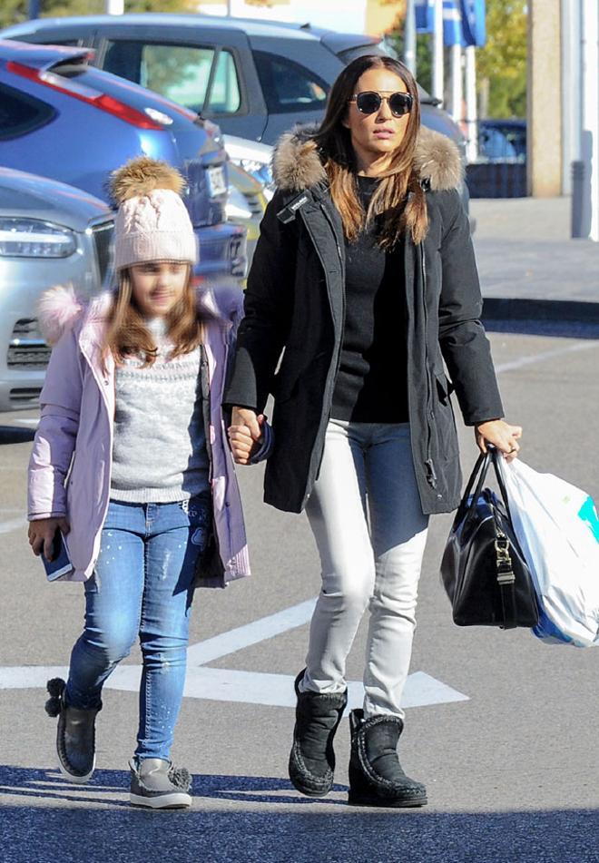 Paula Echevarría junto a su hija Daniella con bodas Mou boots