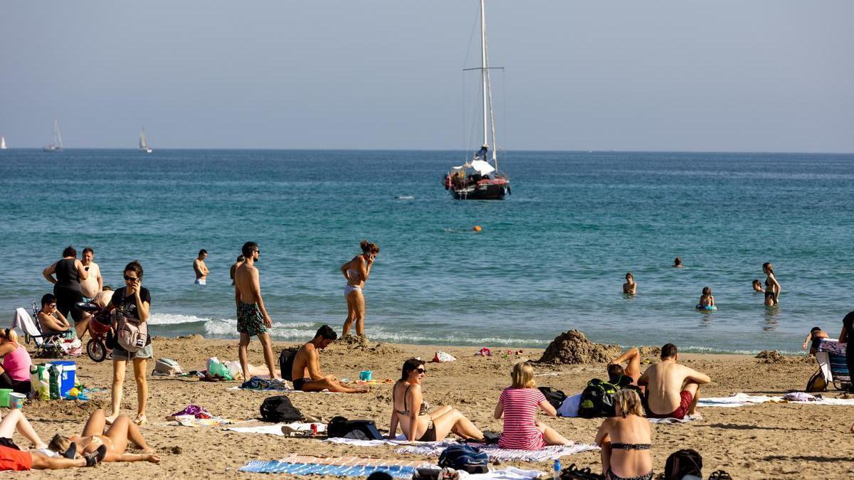 Un día de playa en el Postiguet, durante el pasado puente de Todos los Santos