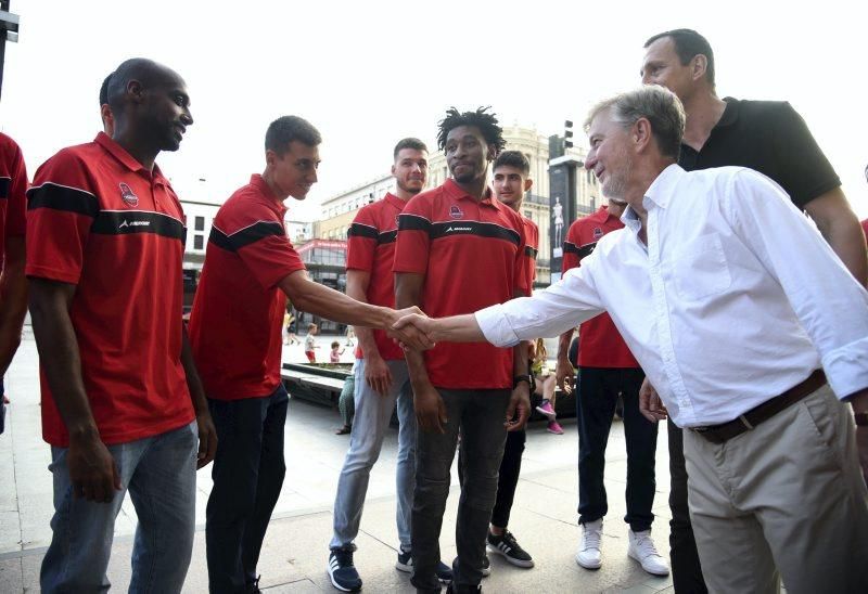 Recorrido turístico del Basket Zaragoza por la capital aragonesa