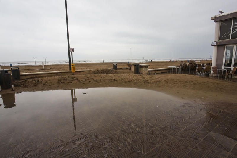 Temporal de lluvia: las mejores imágenes del paseo marítimo de València cubierto de arena