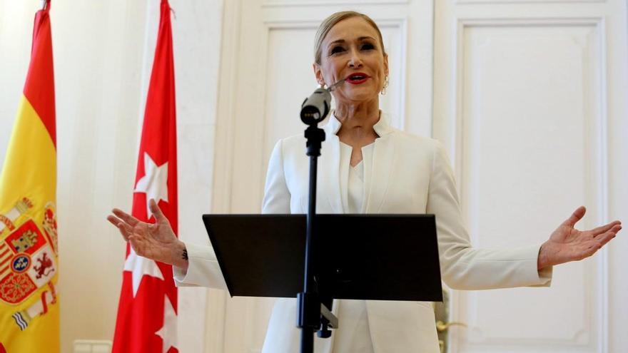 Cifuentes critica de nuevo al Ayuntamiento por no limpiar las hojas de las calles