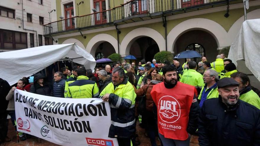 Protesta de los trabajadores esta mañana ante el Ayuntamiento de Langreo.