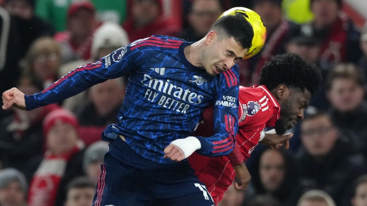 Martinelli remata de cabeza ante la oposición de Aina, central del Forest