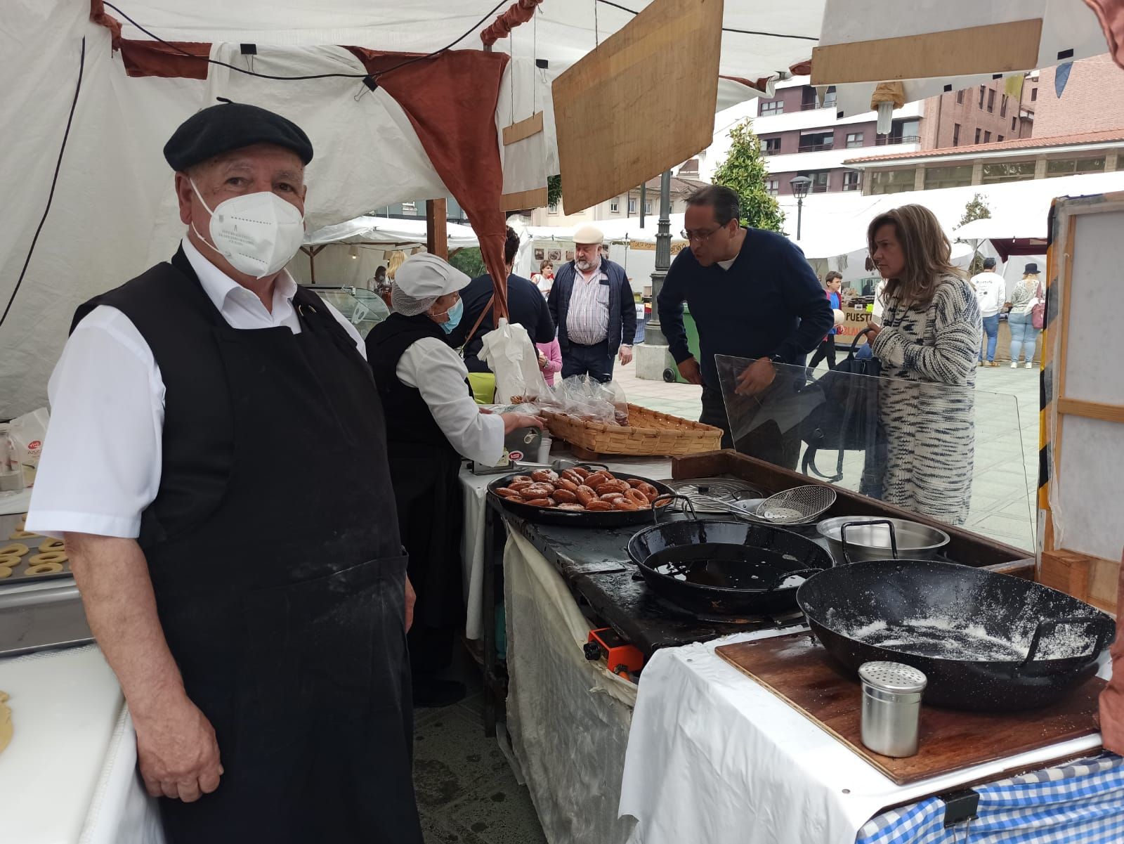 El mercado de San Isidro llena Posada de Llanera de tradición, música y niños