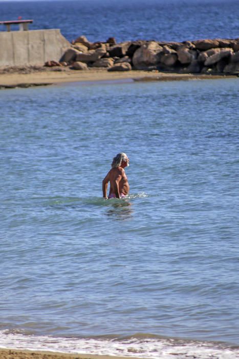 Las inusuales altas temperaturas han animado en los últimos días la afluencia a las playas de la Vega Baja. Aquí imágenes de la playa del Cura en Torrevieja.