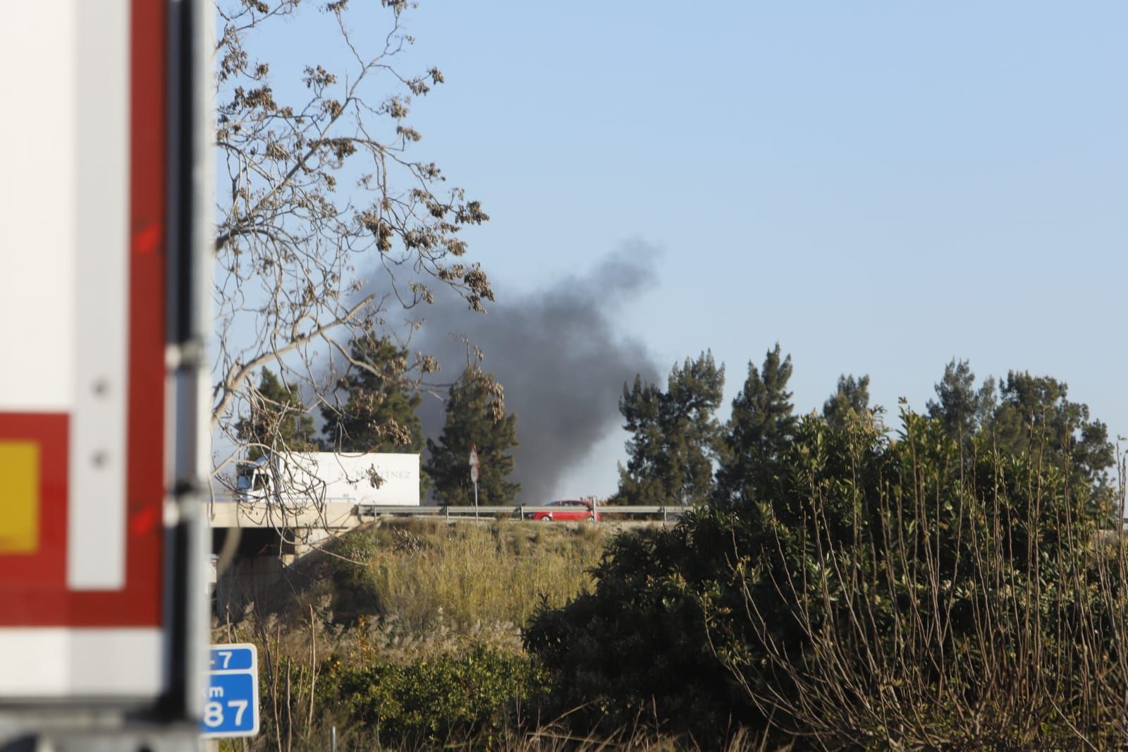 Accidente en la A-7: gran atasco al arder un camión de pintura en Alberic.