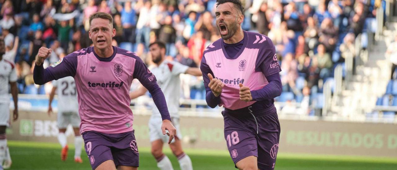 Borja Garcés, a la izquierda, celebra el gol conseguido el sábado por Enric. | | CARSTEN W. LAURITSEN