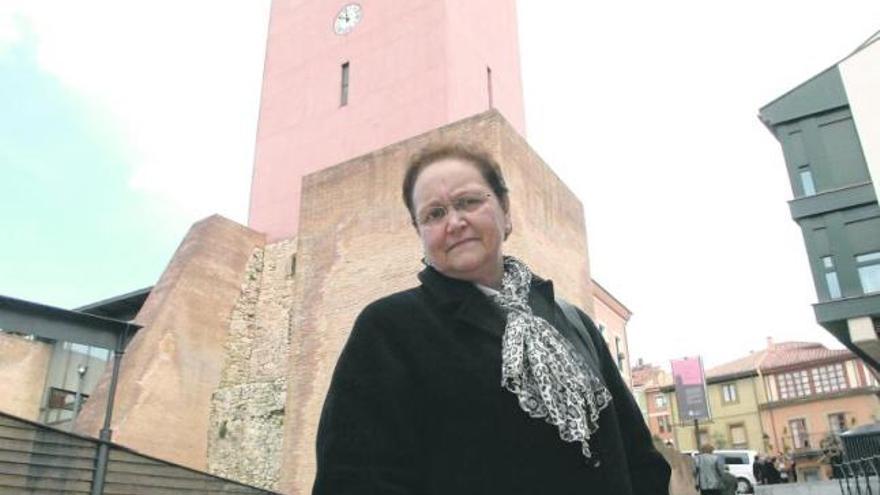 Carmen Fernández Ochoa, ante la Torre del Reloj de Cimadevilla, en Gijón.