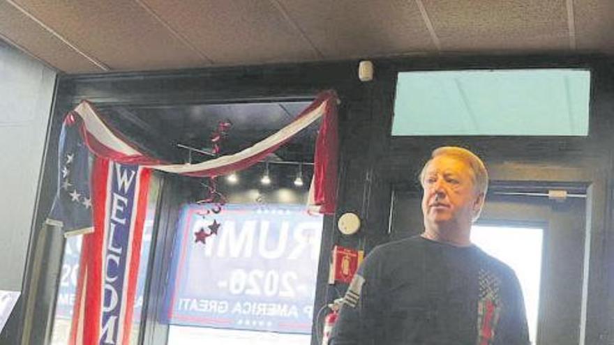 Clint Blaney, voluntario de las oficinas que buscan votos para Trump en Waynesburg (Pensilvania).