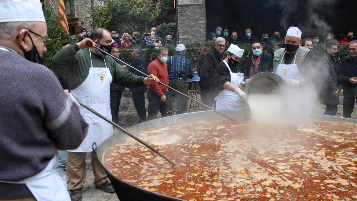 Cocció de la gran paella d'arròs, l'any passat a Bagà