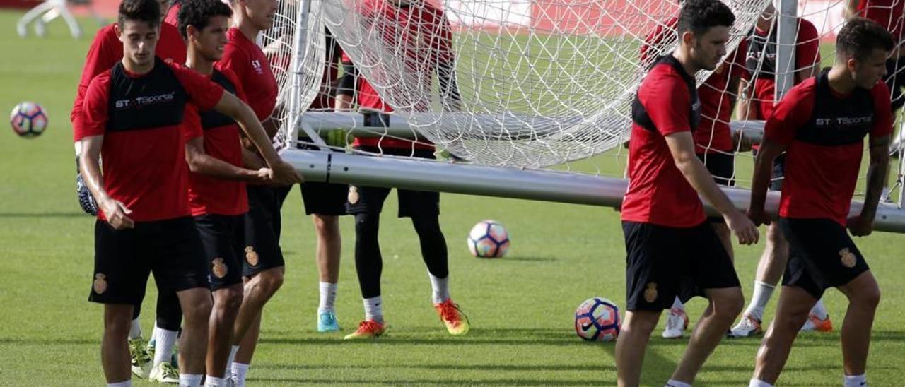 Nash, junto al resto de jugadores transporta una portería para realizar un partidillo ayer en la ciudad deportiva.