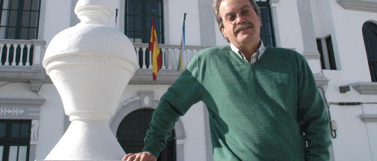 Torres Stinga frente al Ayuntamiento durante su etapa como alcalde de Haría.