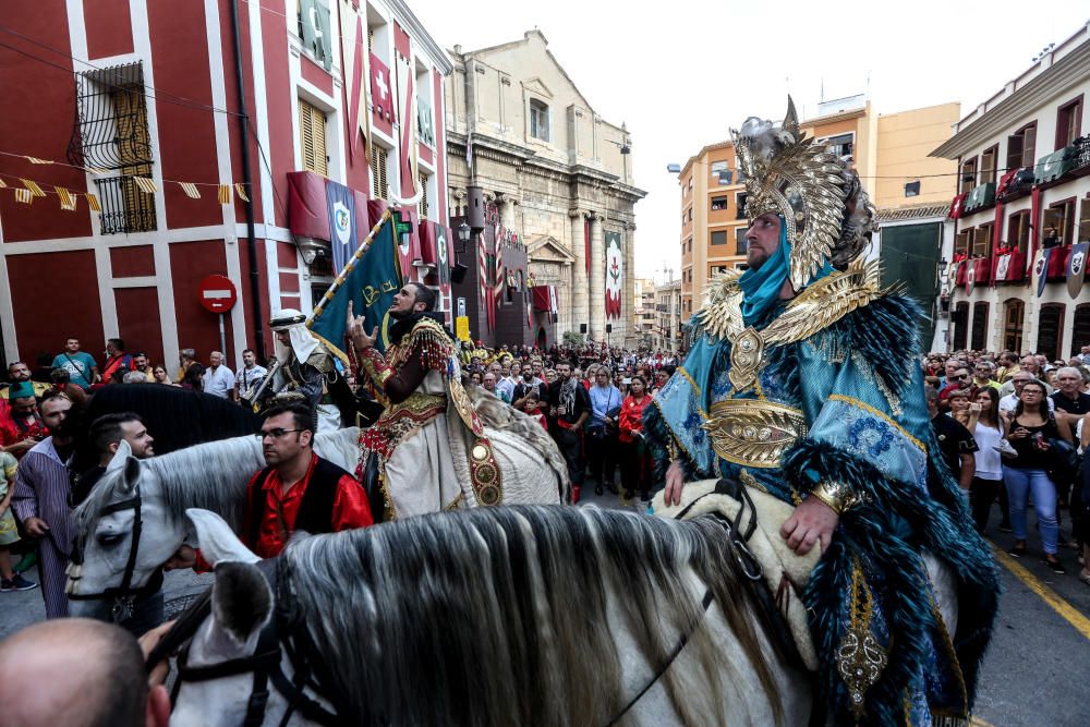 El singular baile moro, la batalla entre los dos bandos con el tiroteo con arcabuces, la Embajada y la procesión centran la jornada