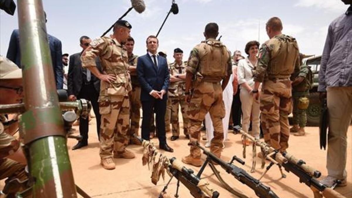 Macron con soldados franceses en Mali.