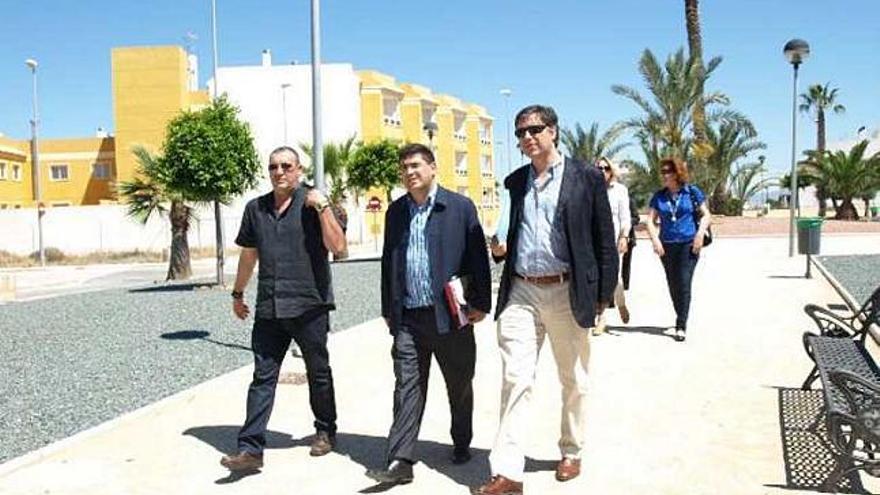 El alcalde, ayer, visitando las obras.