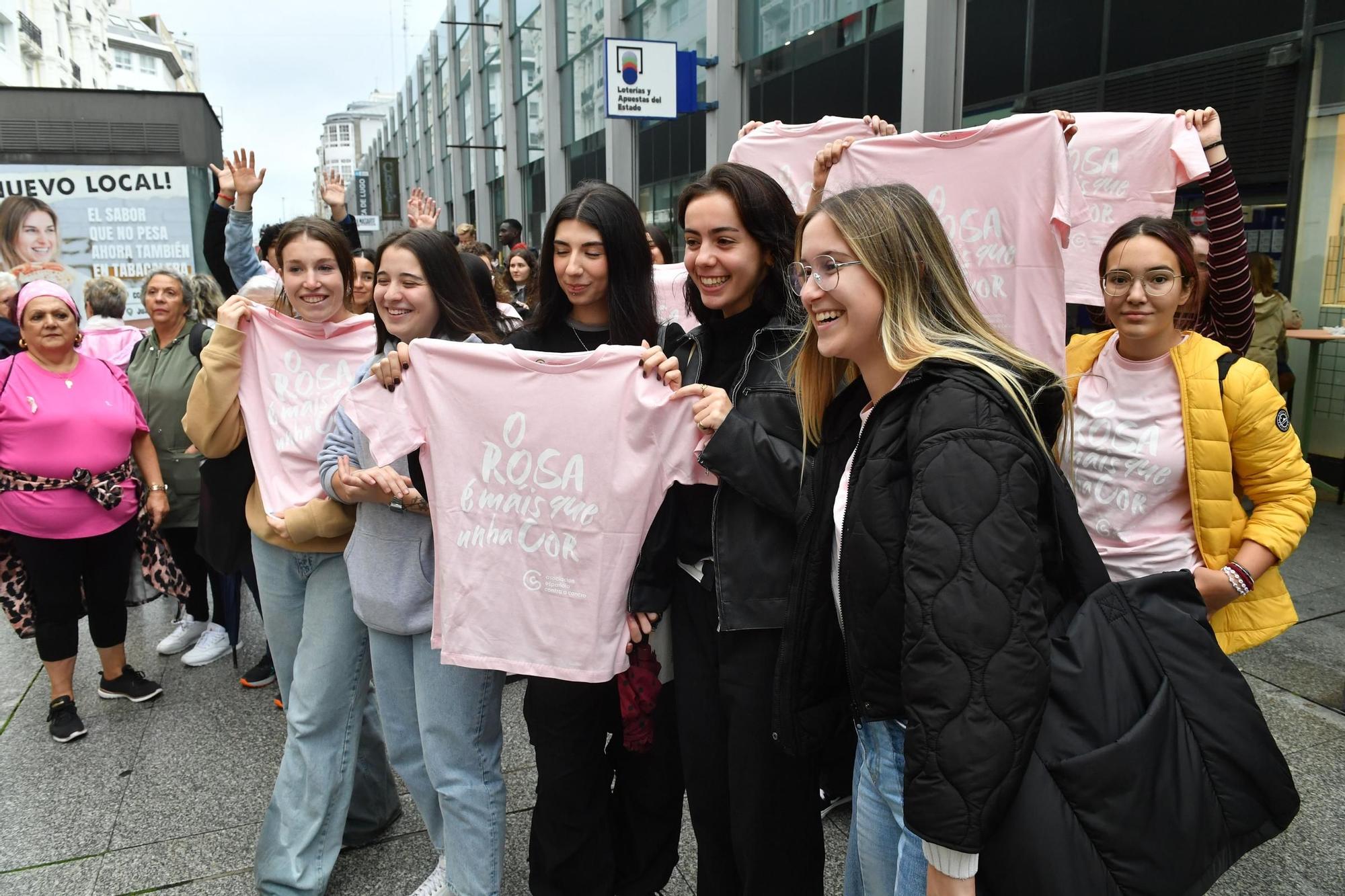 Una cadena humana conmemora el Día mundial contra el cáncer de mama