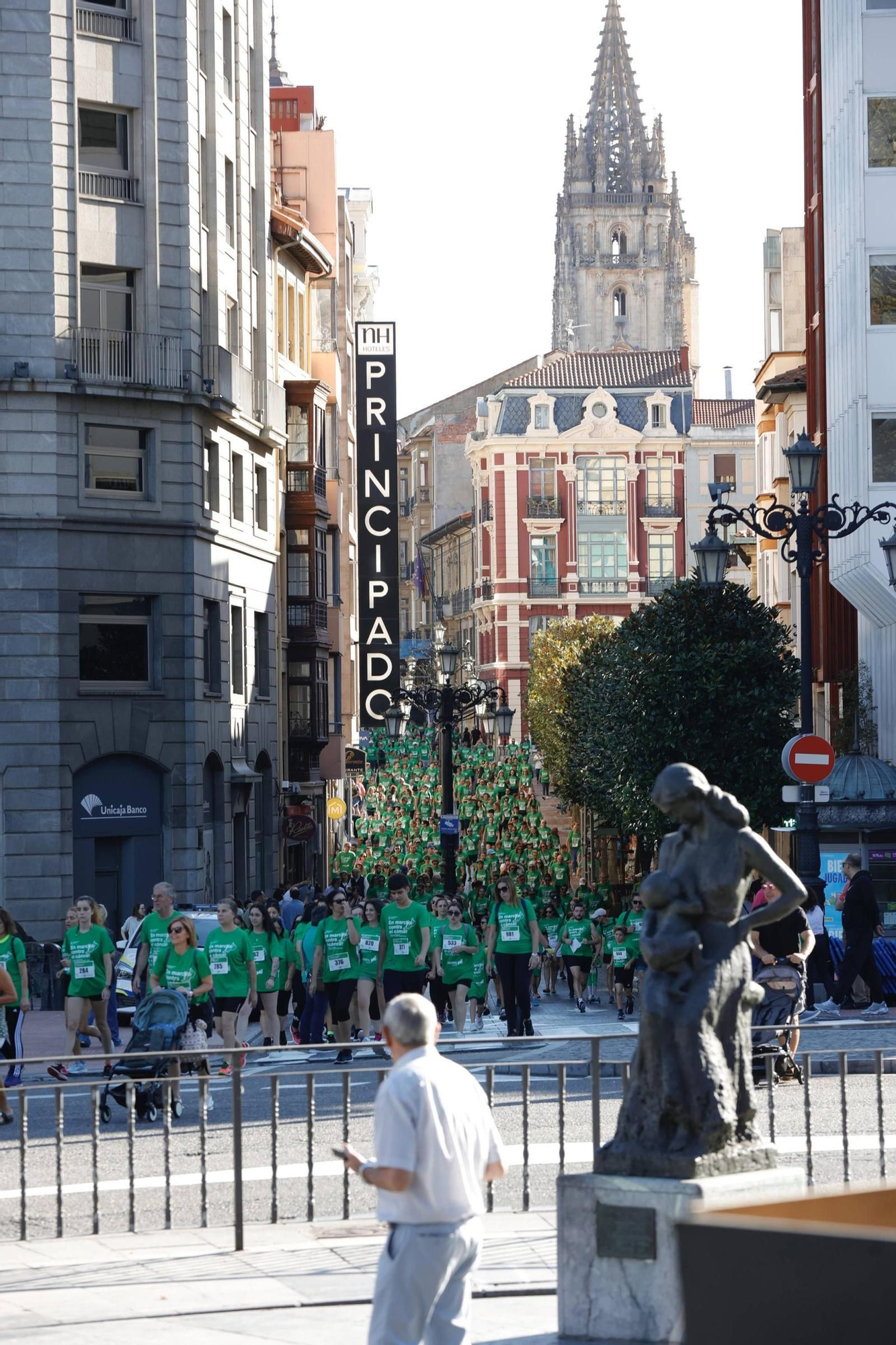 Marea verde de 1.500 corredores contra el cáncer en Oviedo