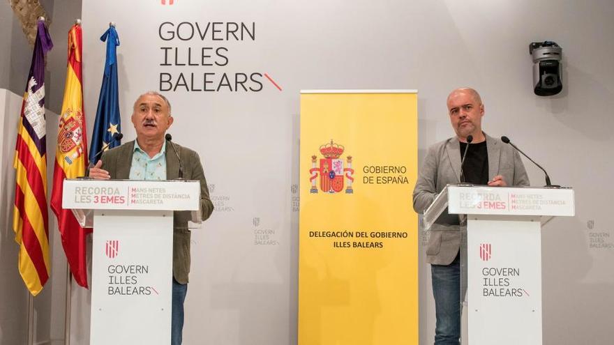 Los secretarios generales de UGT, Pepe Álvarez (i) y de CCOO, Unai Sordo (d)