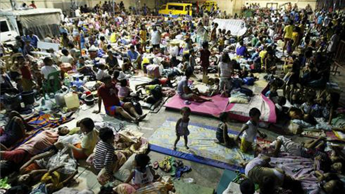 Refugiats del tifó en un pavelló esportiu de la localitat de Mambaling (Filipines).