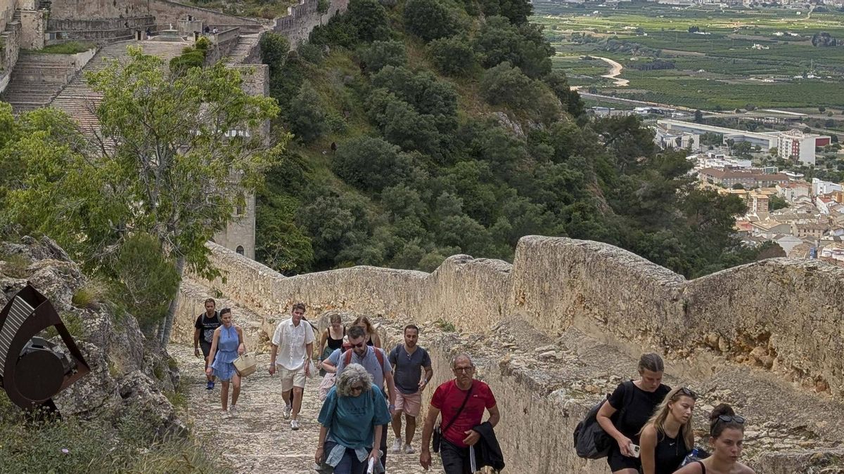 Turistas en el castillo de Xàtiva.