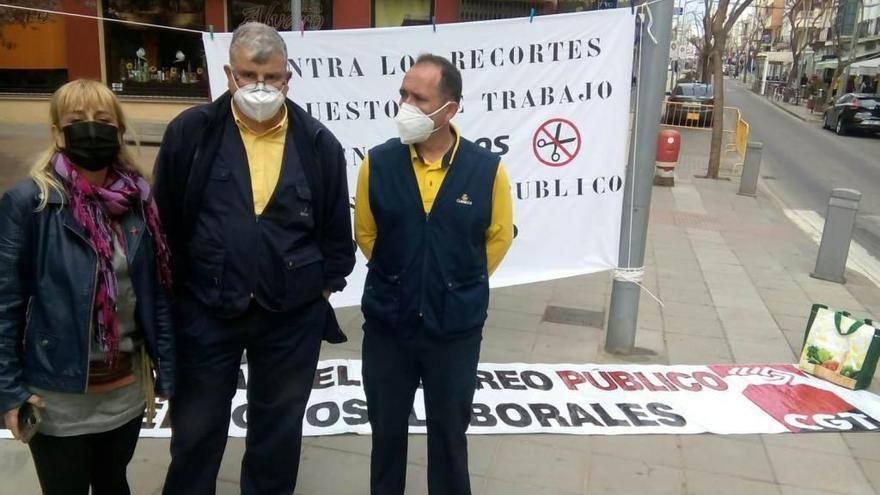 Los empleados de Correos protestan en Villanueva de la Serena