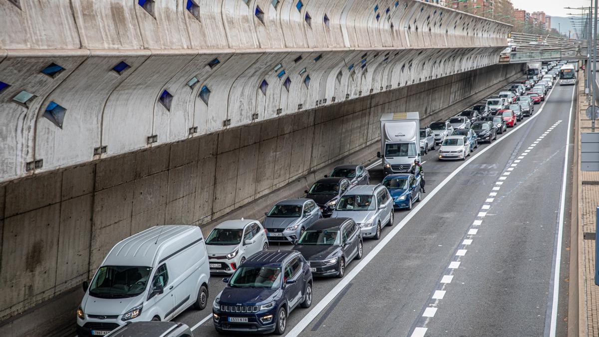 Retenciones en el nuevo túnel de Glòries el primer día laborable