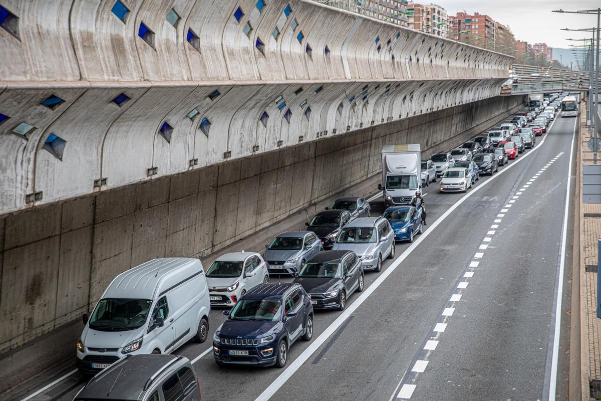 Atascos en la Gran Vía de Barcelona por la apertura completa del túnel de Glòries.
