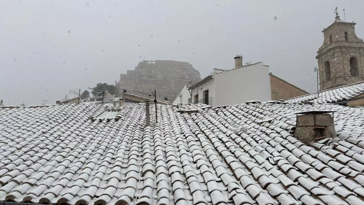 La nieve tiñe de blanco navideño Castellón en un gélido y lluvioso 25 de diciembre